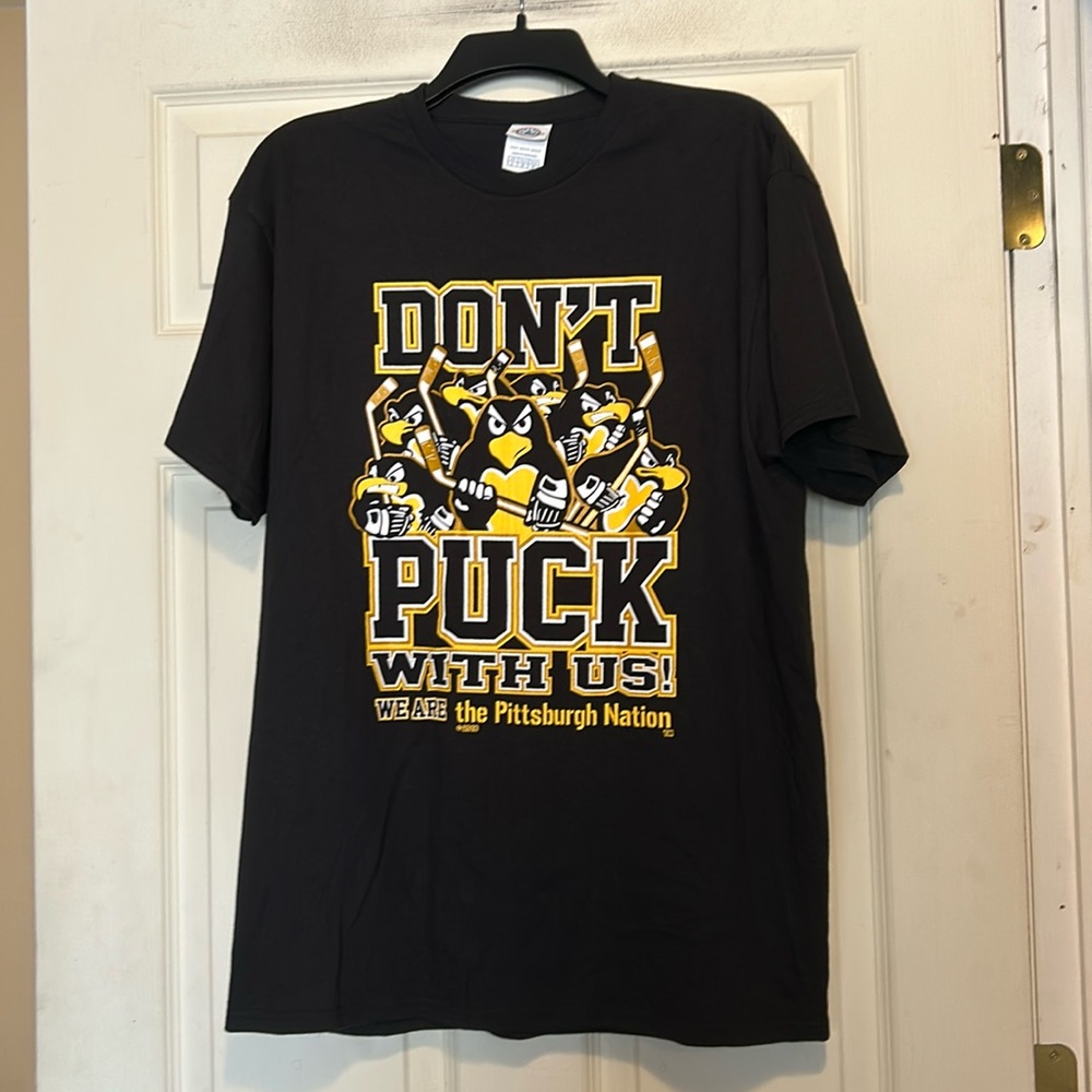 Pittsburgh Penguins Black and Gold Hockey T-Shirt Size Large
